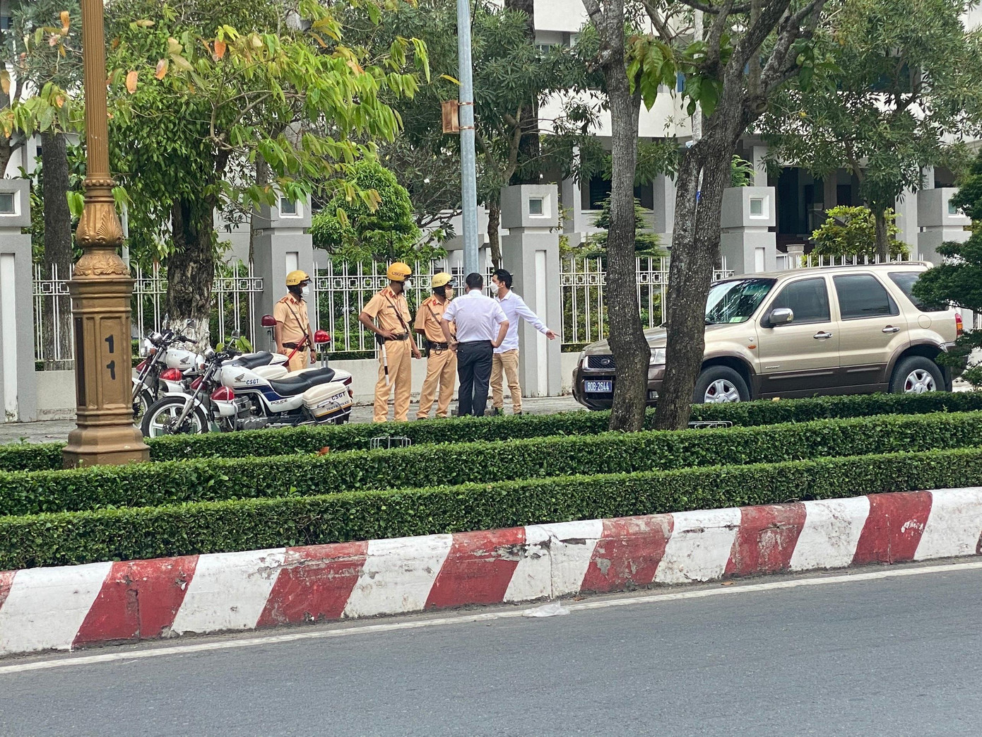 Lực lượng chức năng làm việc với tài xế chạy ô tô biển xanh. Lực lượng chức năng làm việc với tài xế chạy ô tô biển xanh.