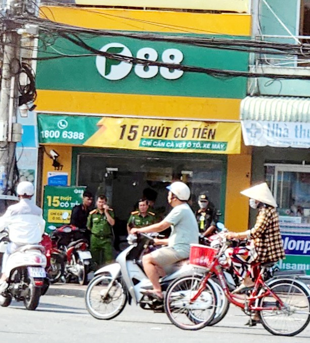 Công an Sóc Trăng kiểm tra các chi nhánh F88 trên địa bàn. Công an Sóc Trăng kiểm tra các chi nhánh F88 trên địa bàn.