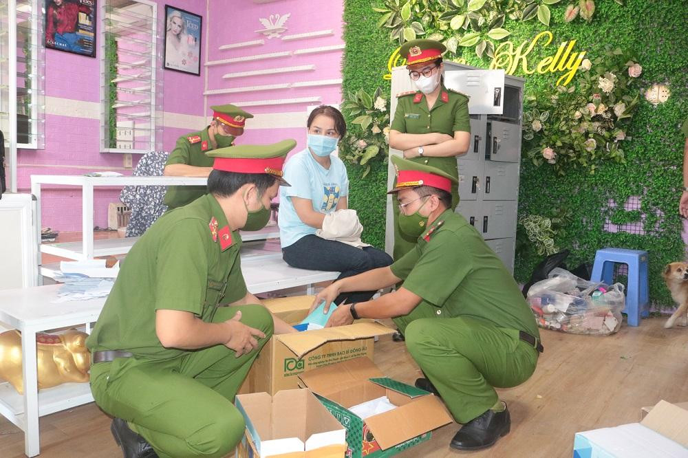 Cơ quan điều tra thu giữ nhiều tài liệu quan trọng. Ảnh: Phạm Hơn.