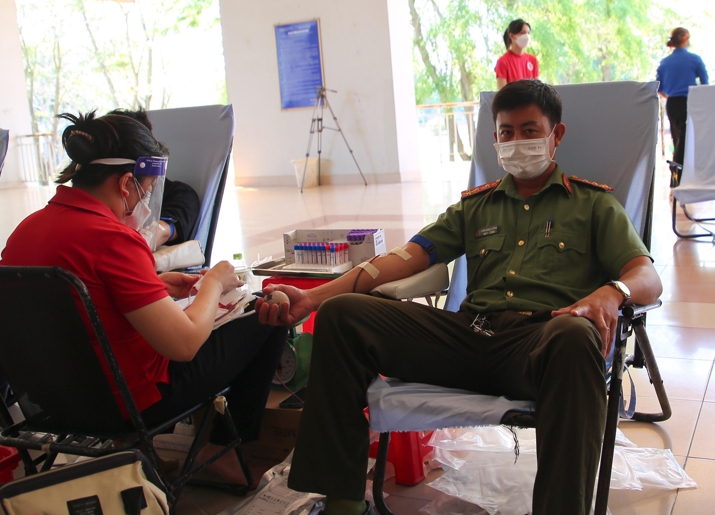 Đại uý Trần Hùng Cường (Công an tỉnh An Giang) với 20 lần hiến máu. Đại uý Trần Hùng Cường (Công an tỉnh An Giang) với 20 lần hiến máu.