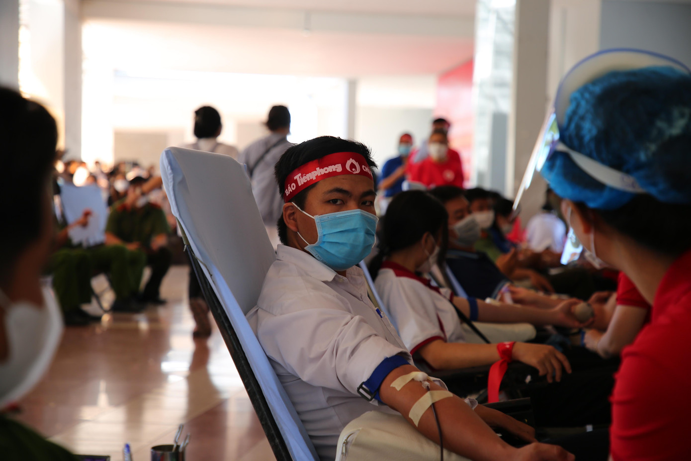 Cựu sinh viên Trường Đại học An Giang tham gia hiến máu. Cựu sinh viên Trường Đại học An Giang tham gia hiến máu.