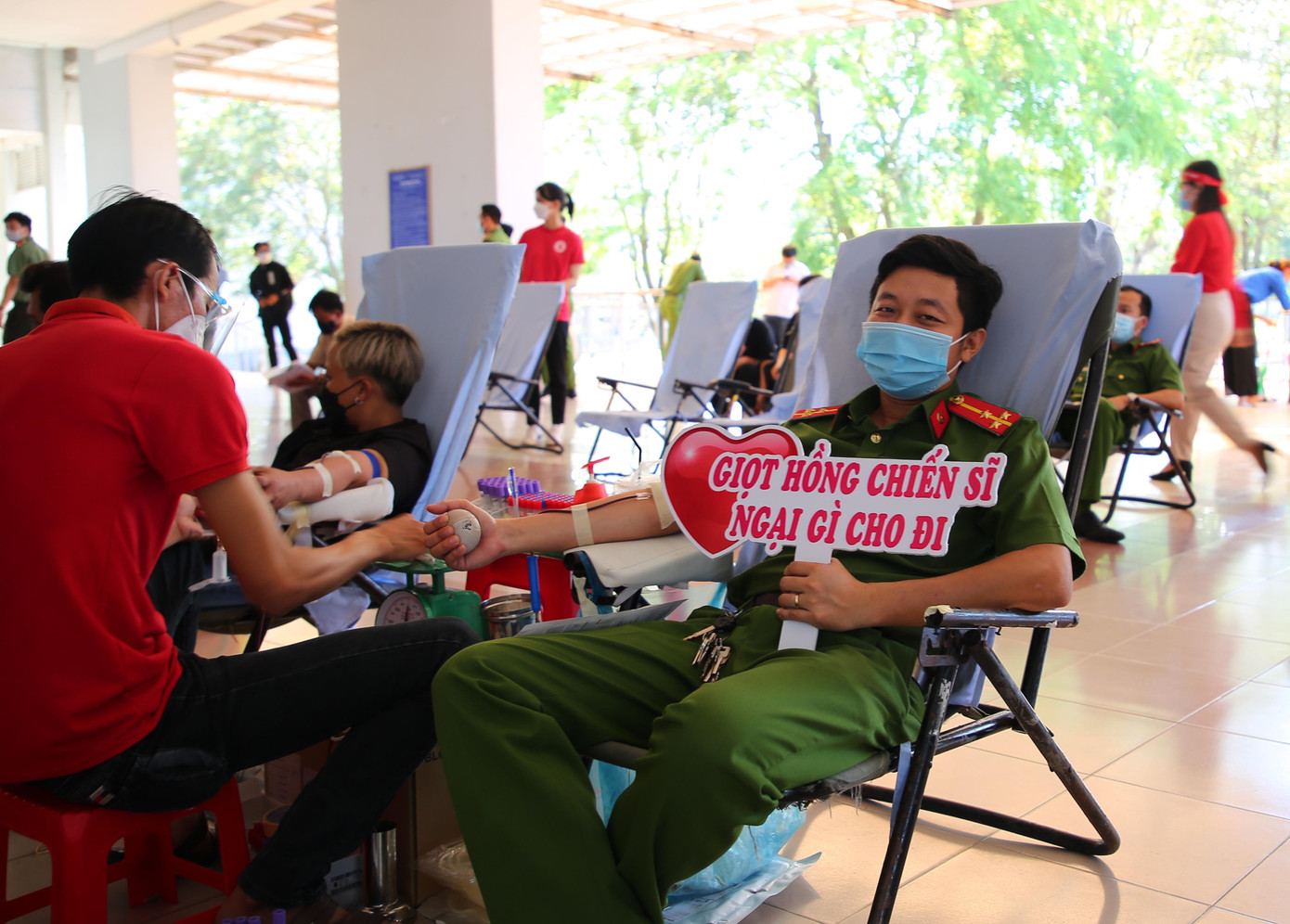 Thượng uý Trần Hà Hải Anh tại ngày Hội Chủ nhật Đỏ. Thượng uý Trần Hà Hải Anh tại ngày Hội Chủ nhật Đỏ.