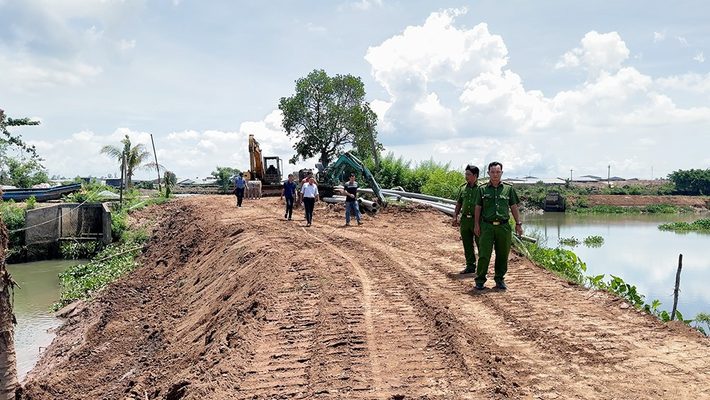 Lực lượng chức năng kiểm tra hiện trạng các ao nuôi cá trên địa bàn xã Long Hoà, huyện Chợ Mới. Ảnh: Công an An Giang. Lực lượng chức năng kiểm tra hiện trạng các ao nuôi cá trên địa bàn xã Long Hoà, huyện Chợ Mới. Ảnh: Công an An Giang.