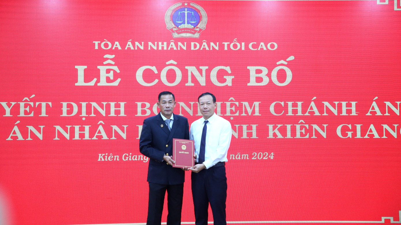 Ông Nguyễn Trí Tuệ - Phó Chánh án Thường trực TAND Tối cao (áo trắng) trao quyết định bổ nhiệm cho ông Võ Kế Nghiệp. Ảnh: Nhật Huy.
