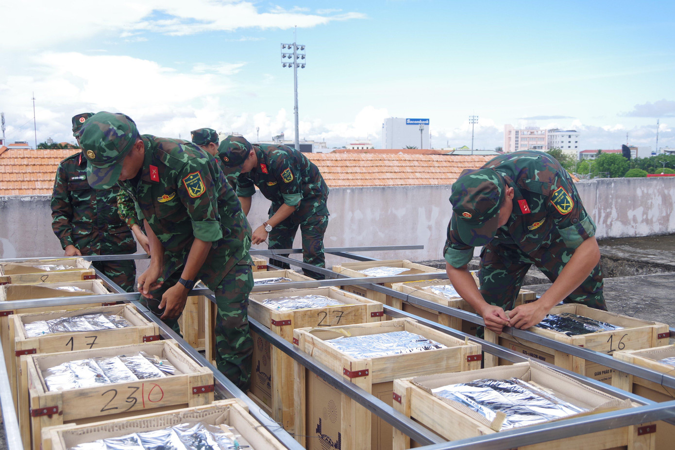 Bộ đội hối hả lắp hàng nghìn trái pháo cho Ngày hội Văn hóa - Du lịch ở Bạc Liêu ảnh 1