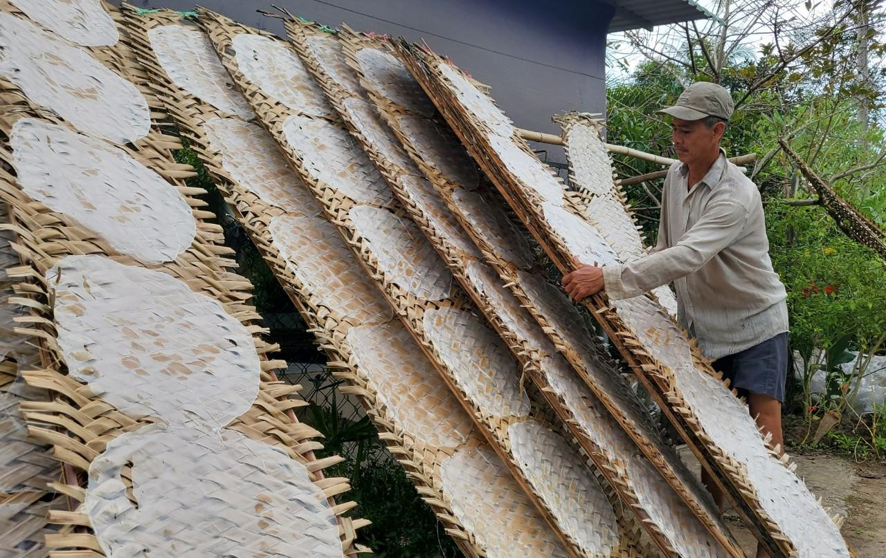 Về Cù lao Mây (xã Lục Sĩ Thành, huyện Trà Ôn, tỉnh Vĩnh Long) vào những ngày cuối năm, chúng tôi cảm nhận được không khí Tết đang đến rất gần và không khó để bắt gặp hình ảnh các lò bánh tráng đỏ lửa. Đó là làng nghề bánh tráng 100 tuổi ở xứ cù lao đang tất bật sản xuất bánh cho vụ Tết.