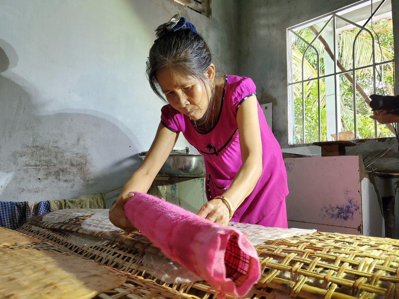 Theo bà Liễu, tráng bánh là nghề dễ mà không dễ, vất vả, có thu nhập quanh năm nhưng đồng lời không nhiều nên nhiều người cũng bỏ nghề để đi nơi khác tìm kế sinh nhai. Nặng nợ với nghề, hơn 40 năm qua ngày nào vợ chồng bà Liễu cũng dậy sớm để nhóm bếp, làm bột.