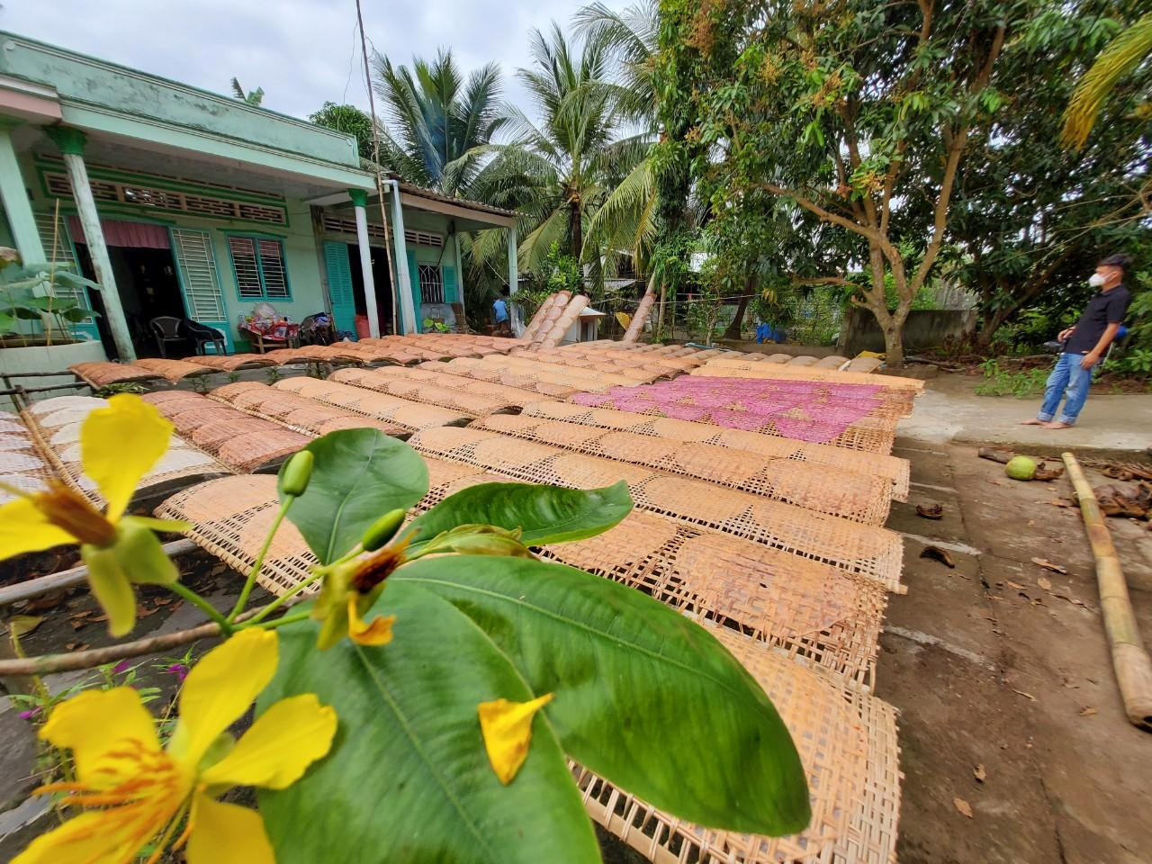 Để làm được bánh tráng ngon, quan trọng nhất là khâu chọn gạo, đảm bảo vệ sinh an toàn thực phẩm và sử dụng các nguyên liệu từ thiên nhiên. Với cách làm truyền thống này đã tạo nên thương hiệu bánh tráng Cù lao Mây trăm năm nay.
