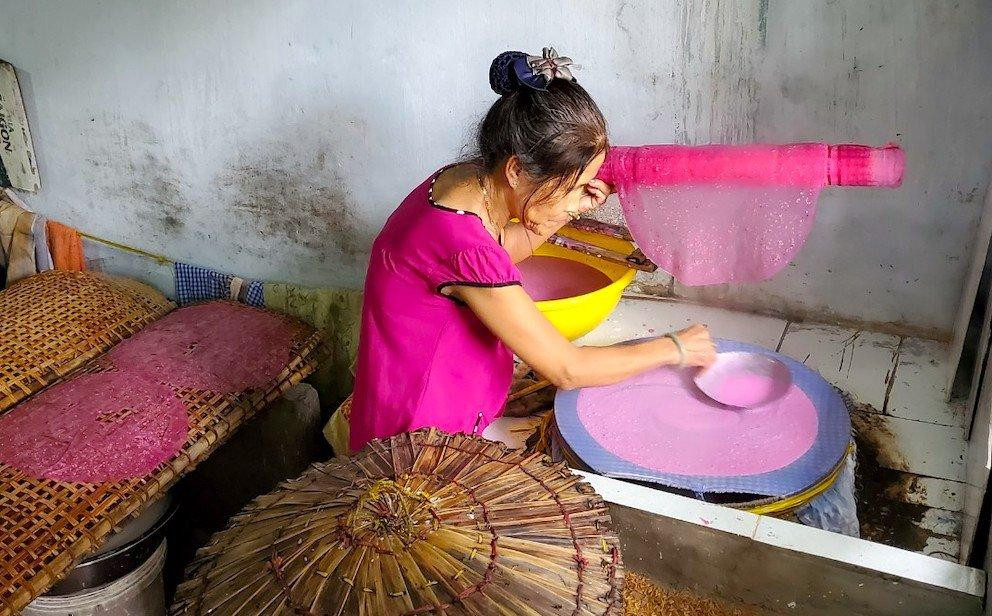 Bánh tráng màu hồng được làm từ trái thanh long.