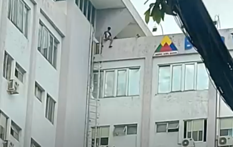 Nam thanh niên trèo lên nóc bệnh viện.