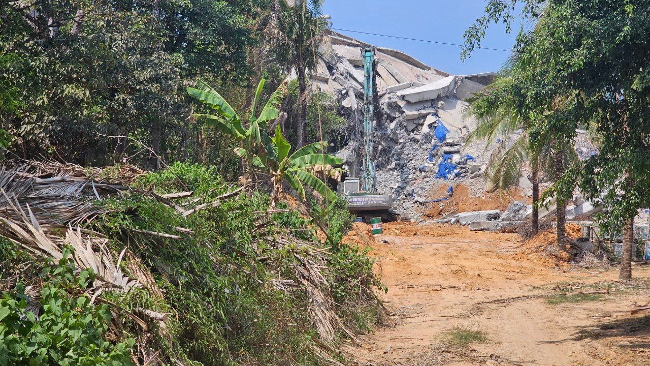 Công trình khách sạn 12 tầng xây trái phép được chủ đầu tư phá bỏ hoàn toàn. Công trình khách sạn 12 tầng xây trái phép được chủ đầu tư phá bỏ hoàn toàn.