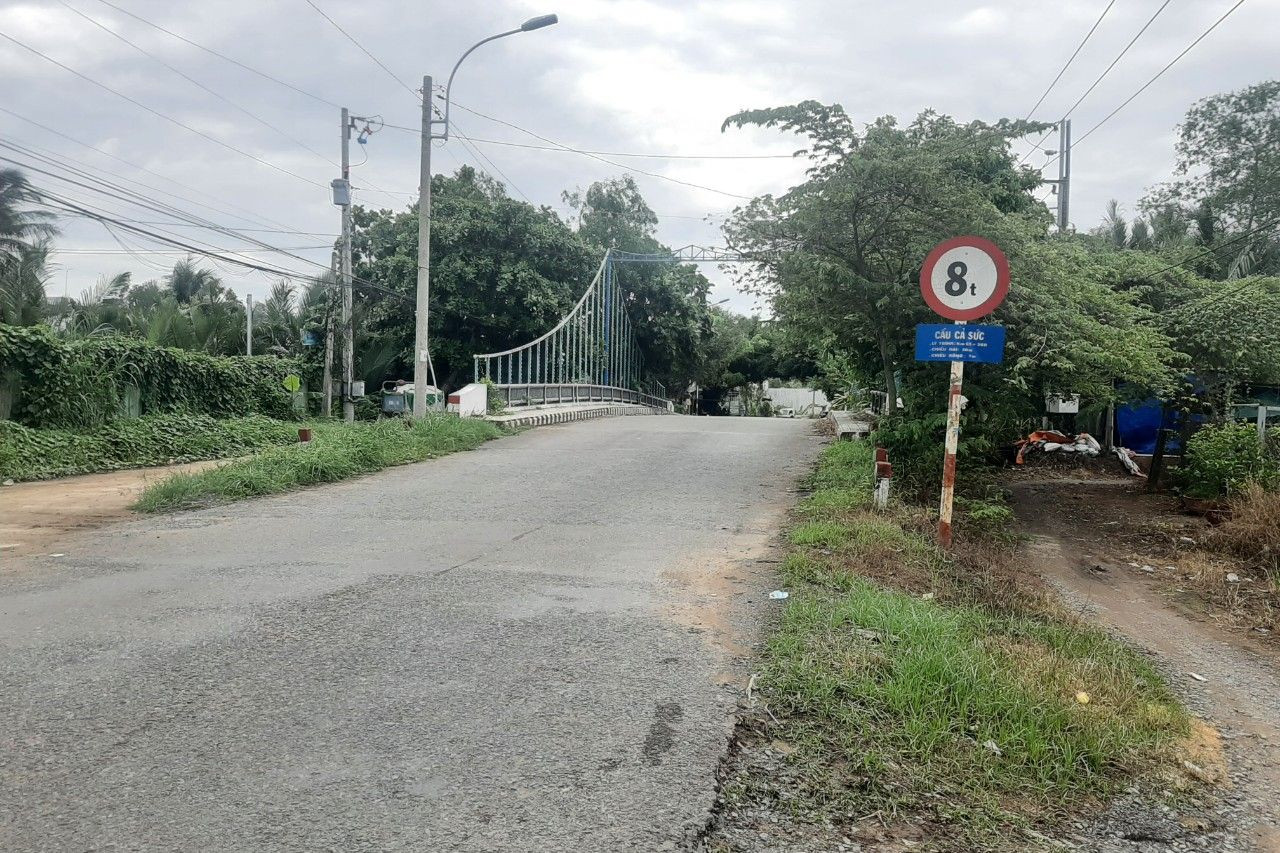 Giới hạn tải trọng cầu Cả Sức, cầu Đúc khiến các xe vận chuyển vật liệu khó tiếp cận công trình. Ảnh: ĐK.