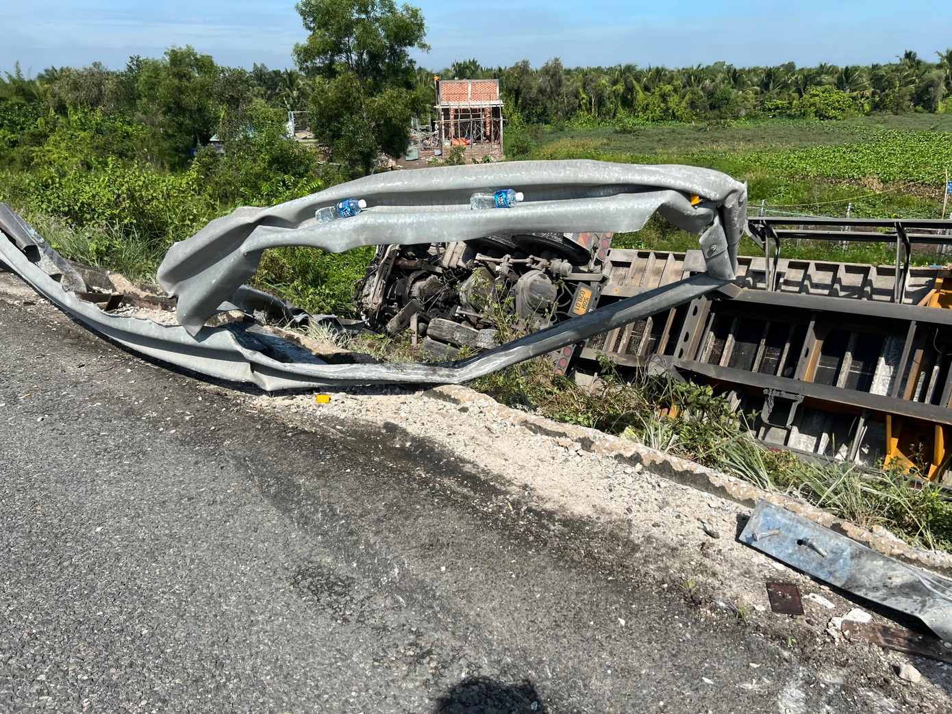 Đến khoảng 13h cùng ngày, lực lượng chức năng đã khắc phục xong sự cố. Đến khoảng 13h cùng ngày, lực lượng chức năng đã khắc phục xong sự cố.