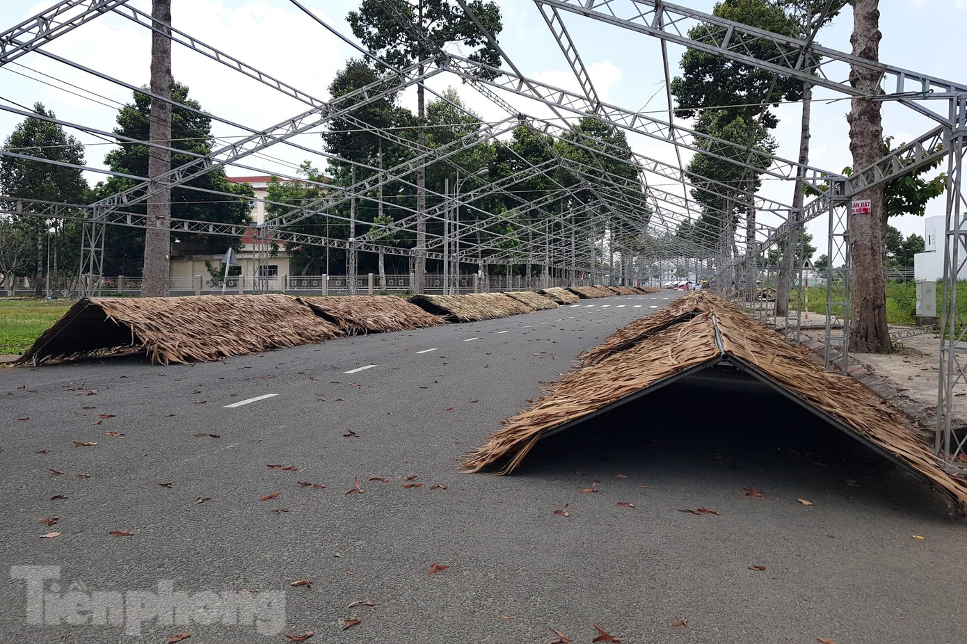 Gian hàng, nhà bạt đã được dựng trước khi đấu thầu. Ảnh: Nhật Huy. Gian hàng, nhà bạt đã được dựng trước khi đấu thầu. Ảnh: Nhật Huy.