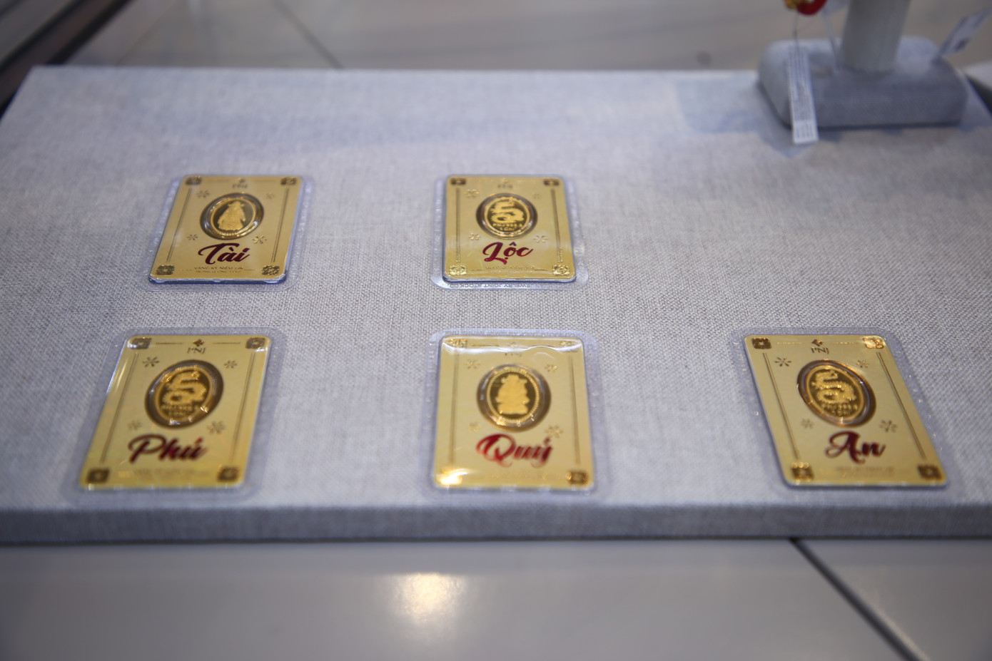 Miếng vàng tài lộc hình rồng năm nay đa dạng (bộ 3 miếng vàng, 6 miếng vàng và 8 miếng vàng) với nhiều chữ mới, như: Tài, Lộc, Phú, Quý, An, Phát… được nhiều người ưa chuộng.