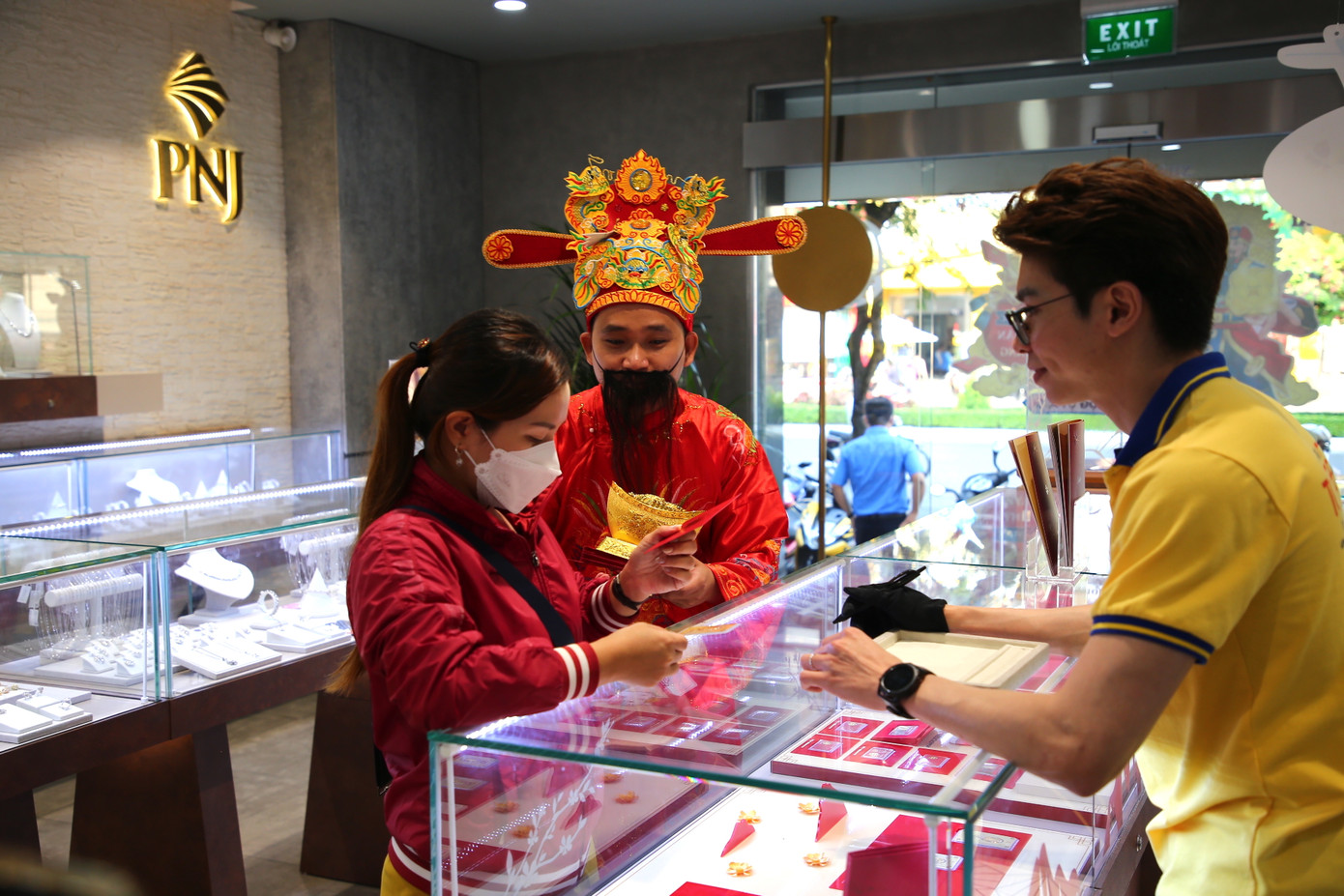 Khách mua vàng mong rước may mắn ngày vía Thần tài.