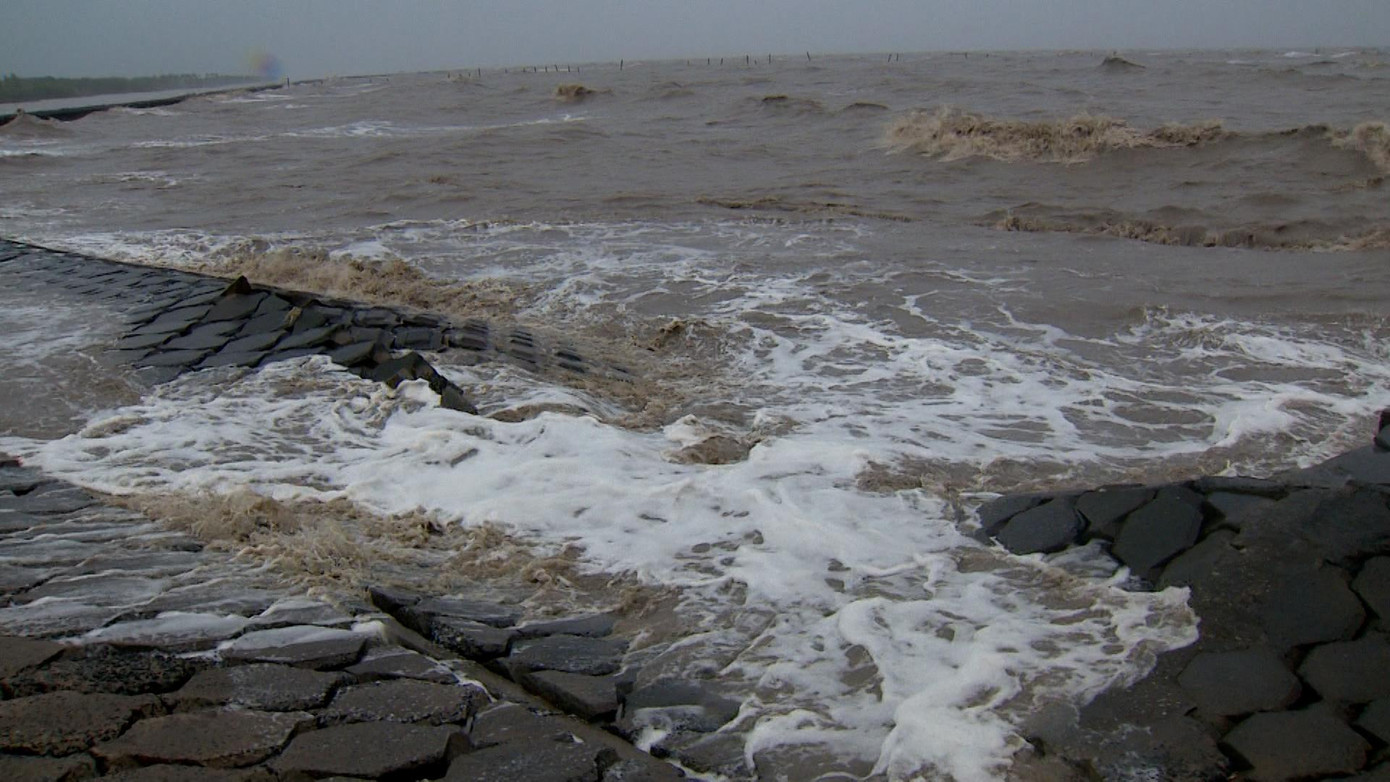 Sạt lở trên tuyến đê biển Tây. Sạt lở trên tuyến đê biển Tây.