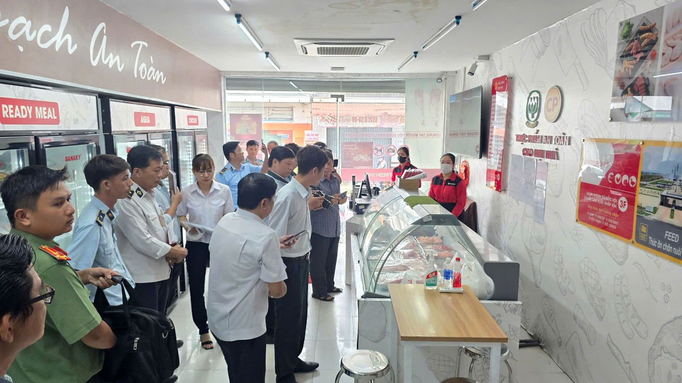 Đoàn kiểm tra liên ngành tỉnh Sóc Trăng kiểm tra các cửa hàng C.P Fresh shop Mỹ Xuyên.
