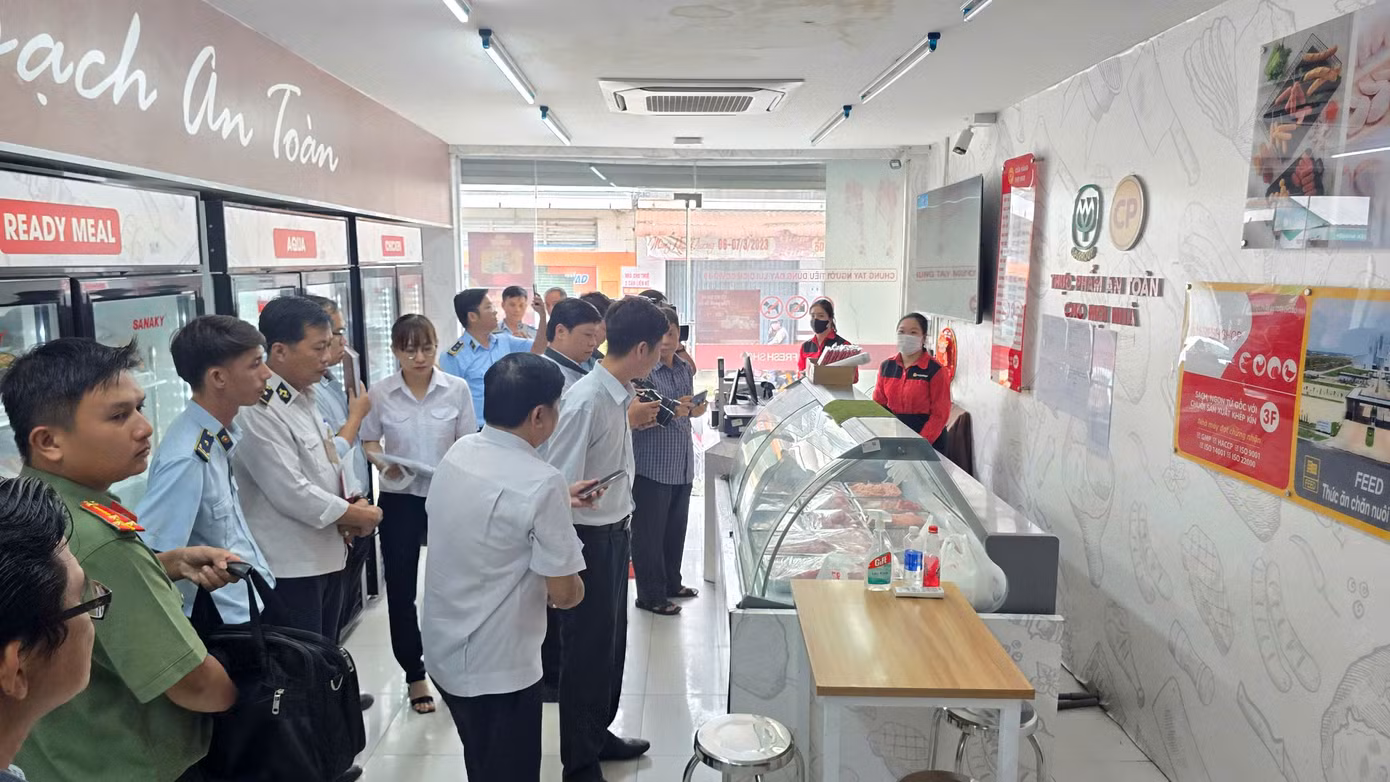 Đoàn kiểm tra liên ngành tỉnh Sóc Trăng kiểm tra các cửa hàng C.P Fresh shop Mỹ Xuyên.