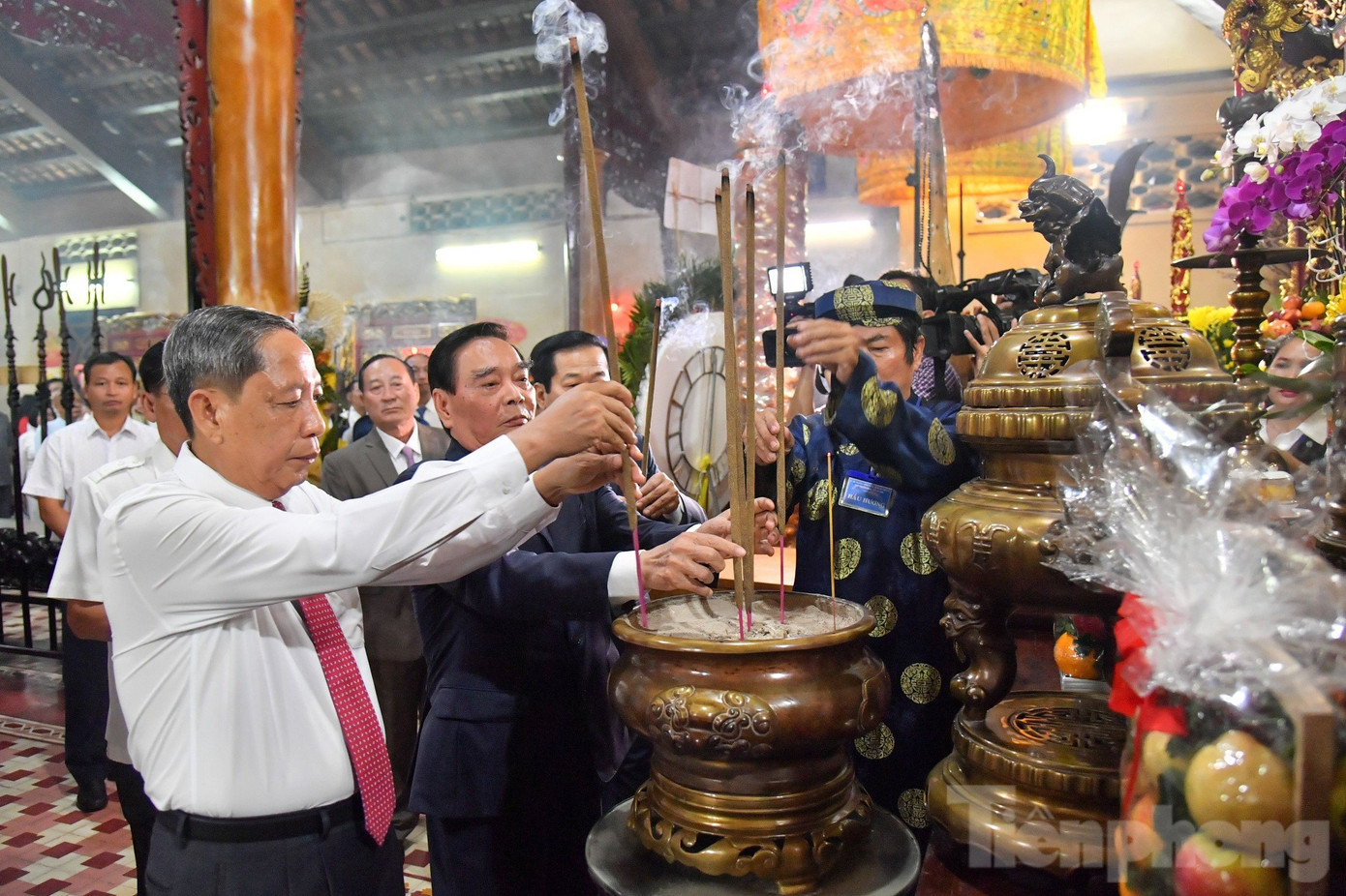 Ông Nguyễn Thanh Sơn - nguyên Phó Chủ nhiệm UBKT Trung ương, nguyên Bí thư Tỉnh ủy Kiên Giang (áo trắng) dâng hương tưởng niệm Anh hùng dân tộc Nguyễn Trung Trực.