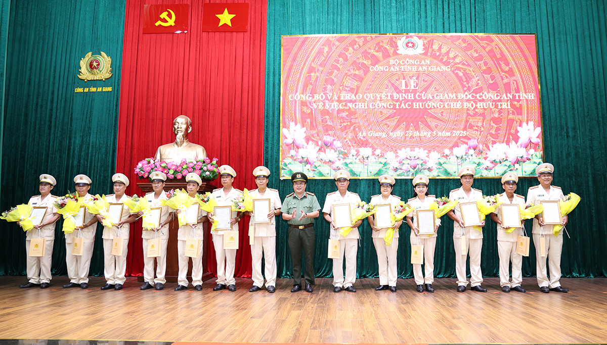 Đại tá Lâm Phước Nguyên, Giám đốc Công an tỉnh An Giang trao quyết định nghỉ hưu cho các đồng chí lãnh đạo cấp phòng. Đại tá Lâm Phước Nguyên, Giám đốc Công an tỉnh An Giang trao quyết định nghỉ hưu cho các đồng chí lãnh đạo cấp phòng.