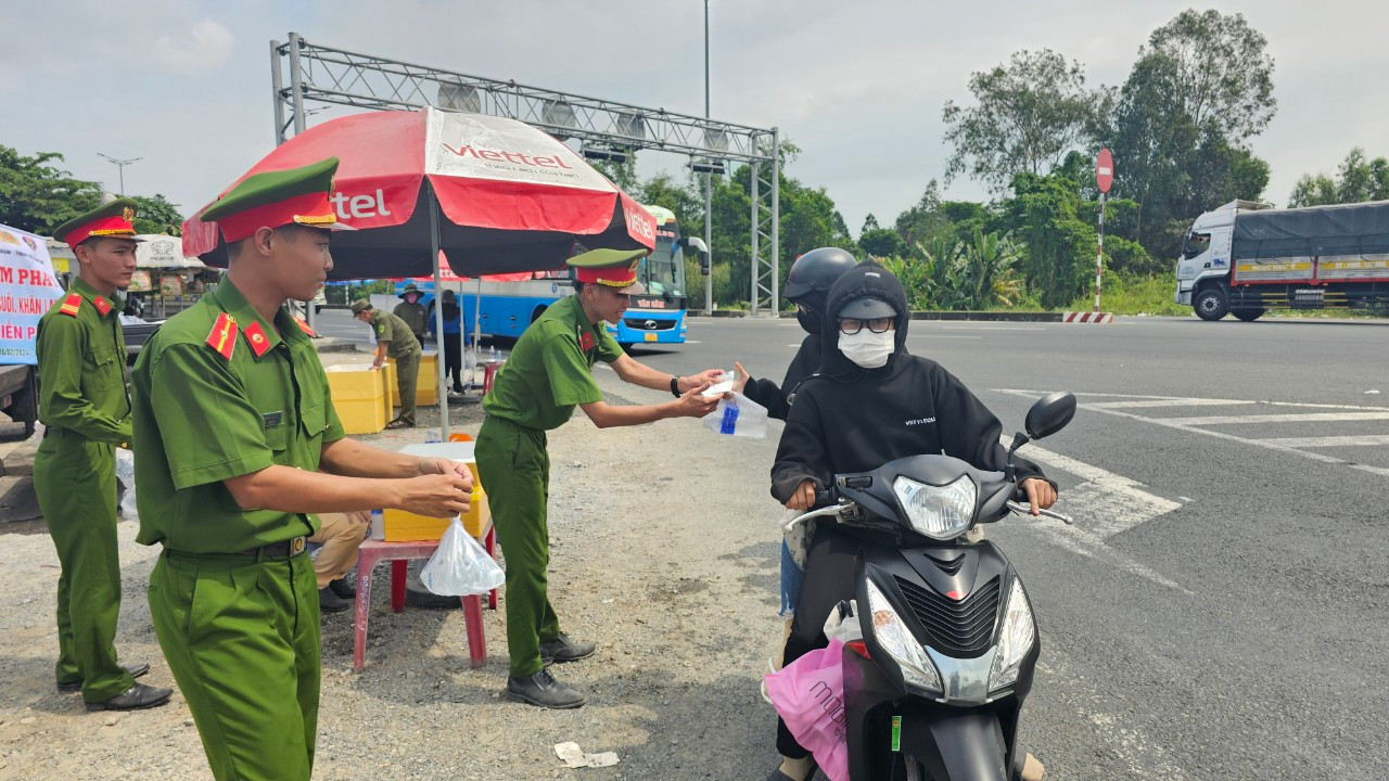 Tại TP. Cần Thơ, lực lượng công an huyện Vĩnh Thạnh phát nước miễn phí cho người đi đường tại ngã 3 cầu Vàm Cống, tuyến Lộ Tẻ - Rạch Sỏi.