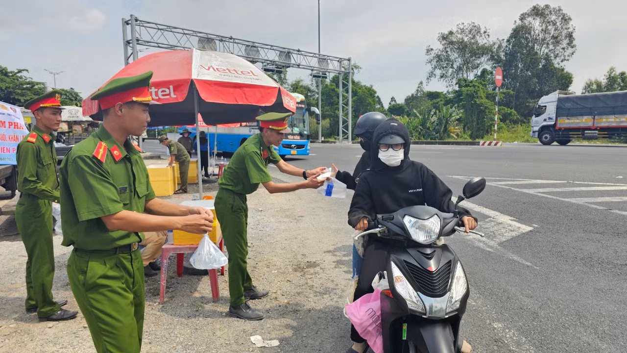 Tại TP. Cần Thơ, lực lượng công an huyện Vĩnh Thạnh phát nước miễn phí cho người đi đường tại ngã 3 cầu Vàm Cống, tuyến Lộ Tẻ - Rạch Sỏi.