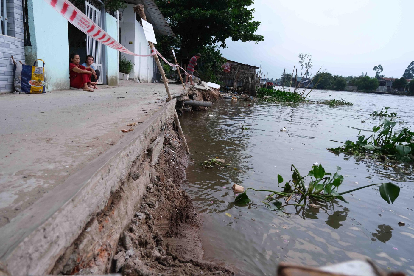 Ước tổng thiệt hại hơn 1 tỷ đồng. Ước tổng thiệt hại hơn 1 tỷ đồng.