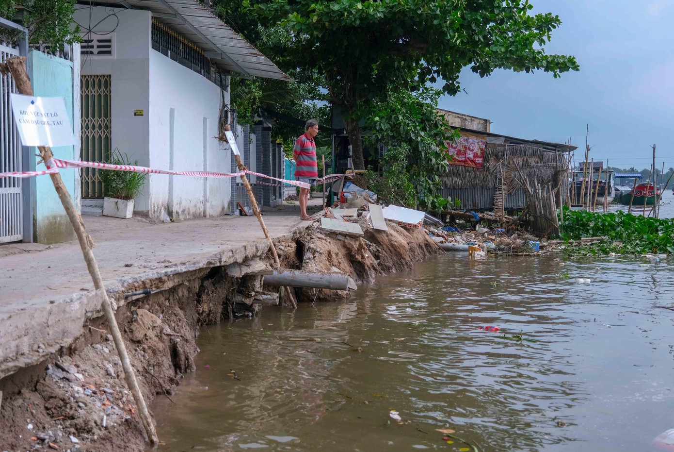 Hiện trường vụ sạt lở làm 4 căn nhà trôi sông. Hiện trường vụ sạt lở làm 4 căn nhà trôi sông.
