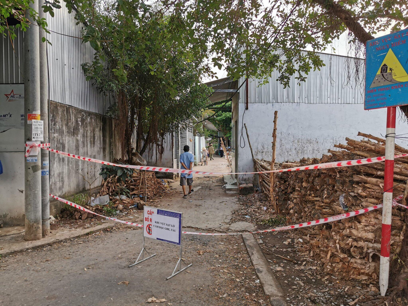 Tổ chức rào chắn, hướng dẫn giao thông tại khu vực sạt lở. Tổ chức rào chắn, hướng dẫn giao thông tại khu vực sạt lở.