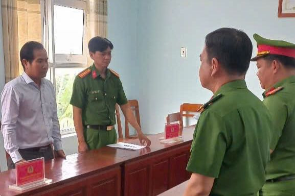 Nguyễn Thanh Vũ (áo trắng) nghe đọc lệnh bắt giam. Nguyễn Thanh Vũ (áo trắng) nghe đọc lệnh bắt giam.