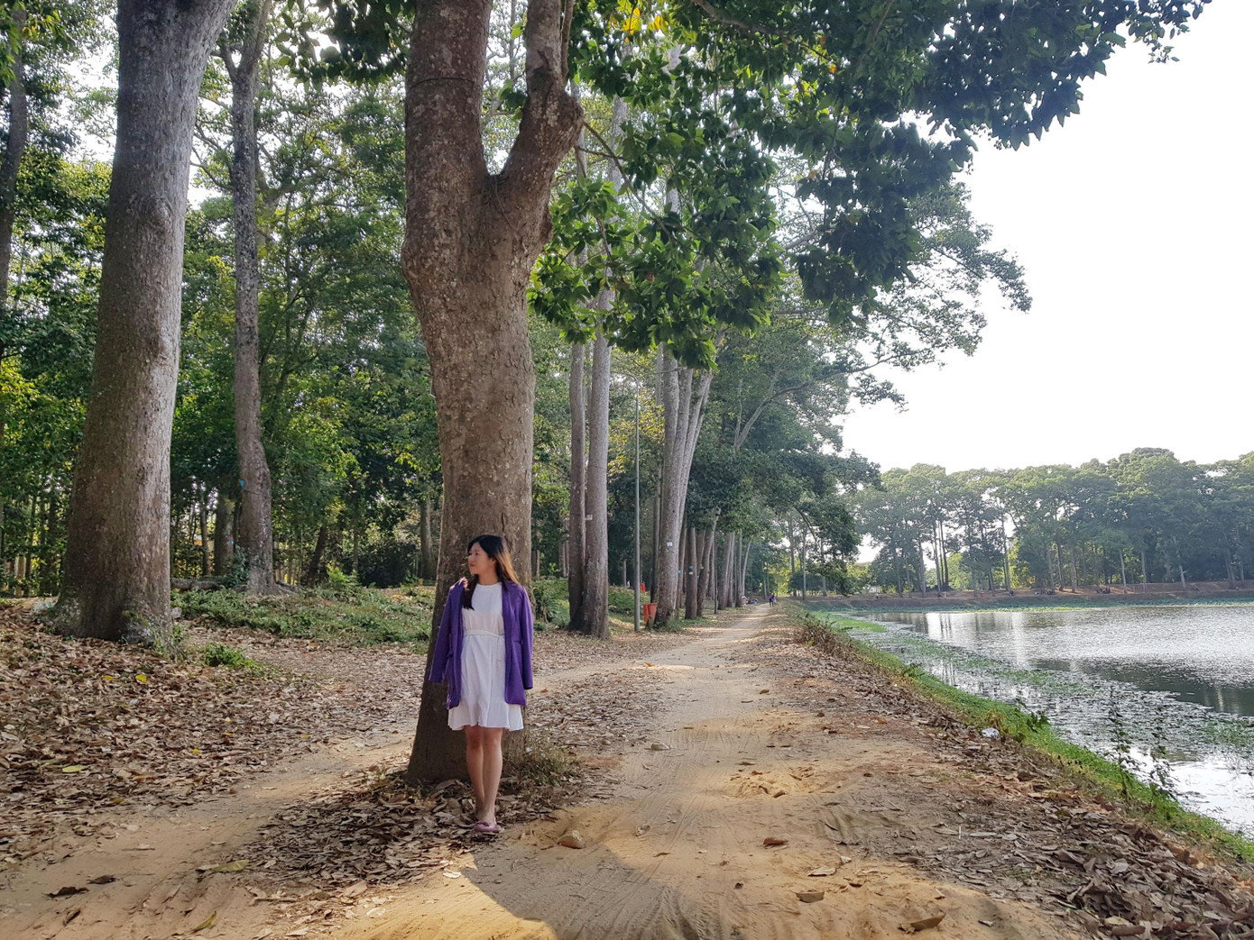 Thời gian qua, Ao Bà Om trở thành địa điểm thu hút du khách đến xem, chụp ảnh lưu niệm.