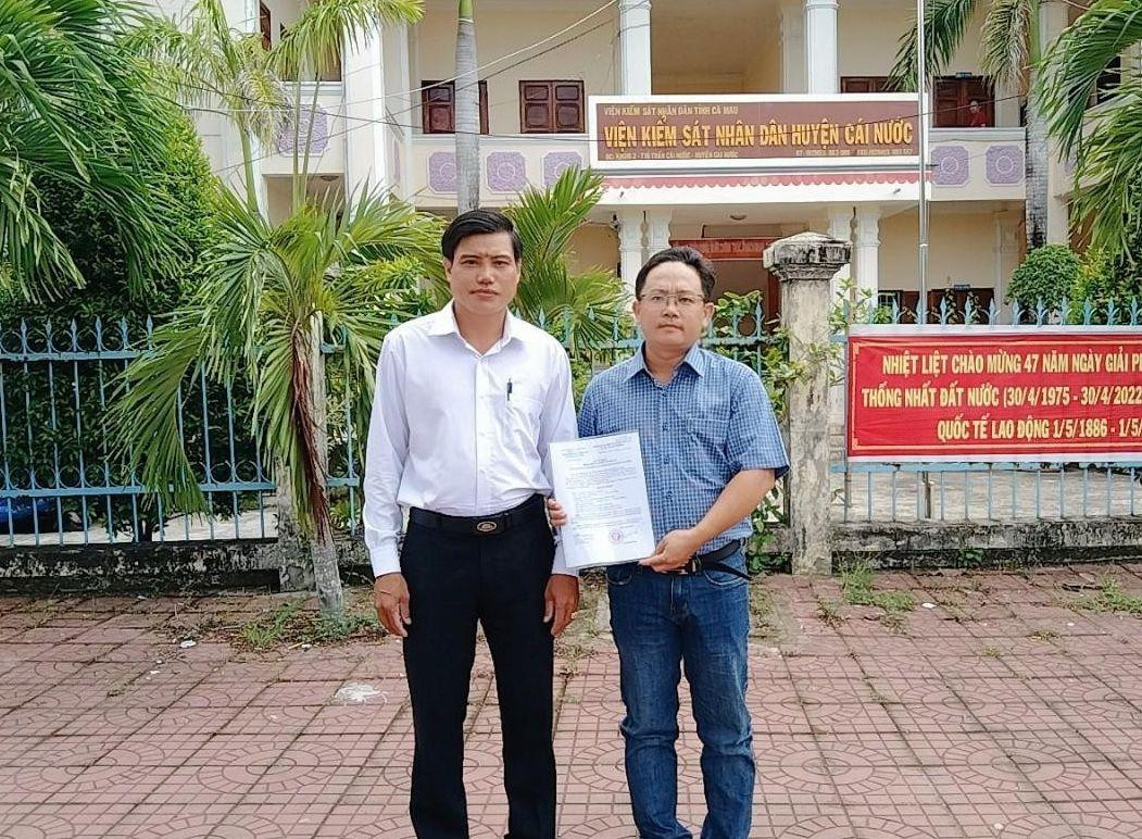 Anh Sang cùng luật sư trong ngày nhận quyết định đình chỉ vụ án, đình chỉ bị can. Anh Sang cùng luật sư trong ngày nhận quyết định đình chỉ vụ án, đình chỉ bị can.