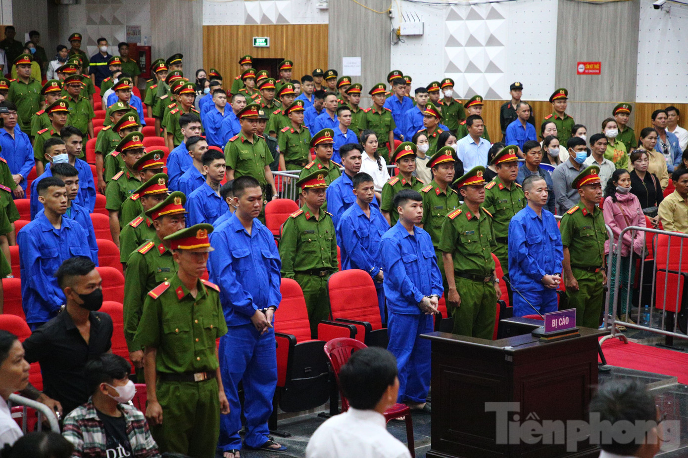 70 bị cáo hầu tòa vụ nổ súng giết người ở Phú Quốc vào tháng 10/2022 (Ảnh: Nhật Huy). 70 bị cáo hầu tòa vụ nổ súng giết người ở Phú Quốc vào tháng 10/2022 (Ảnh: Nhật Huy).