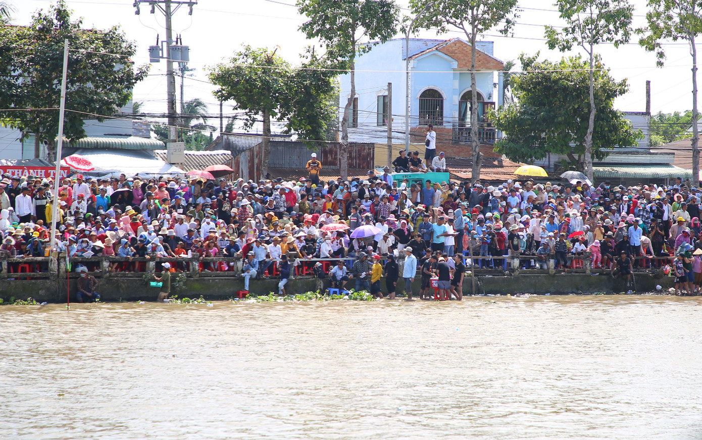 Trong 2 ngày diễn ra Giải đua ghe Ngo, Sóc Trăng ước đón trên 200.000 lượt khách đến xem và cổ vũ.