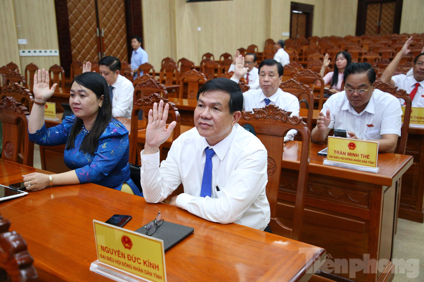 Các đại biểu HĐND tỉnh biểu quyết thông qua các dự thảo Nghị quyết tại phiên họp. Ảnh: Nhật Huy.