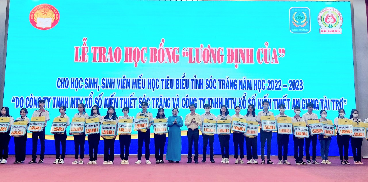 Lễ trao học bổng Lương Định Của cho học sinh, sinh viên hiếu học tỉnh Sóc Trăng năm học 2022 - 2023.