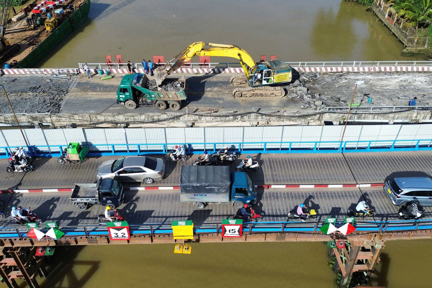 Ông Nguyễn Khắc Dũng - đại diện đơn vị thực hiện phá dỡ cầu cũ cho biết, trước mắt sẽ tập trung đục phá toàn bộ bê tông nhựa mặt cầu, thu gom vật liệu ra khỏi công trường, dự kiến hoàn thành trong 3 ngày nếu thời tiết thuận lợi. Sau đó, nhà thầu sẽ cắt cáp kết nối giữa các dầm bê tông, tách dầm để cẩu nguyên khối, rồi phá trụ cầu, mố cầu, nhỏ cọc. "Khó khăn nhất là phá trụ và cọc cầu cũ, vì bên dưới sông có rất nhiều cọc bê tông và cọc gỗ, ngoài ra còn có một nhịp cầu bê tông bị sập nằm dưới đáy sông từ lâu, phải tiến hành trục vớt,” ông Dũng nói.