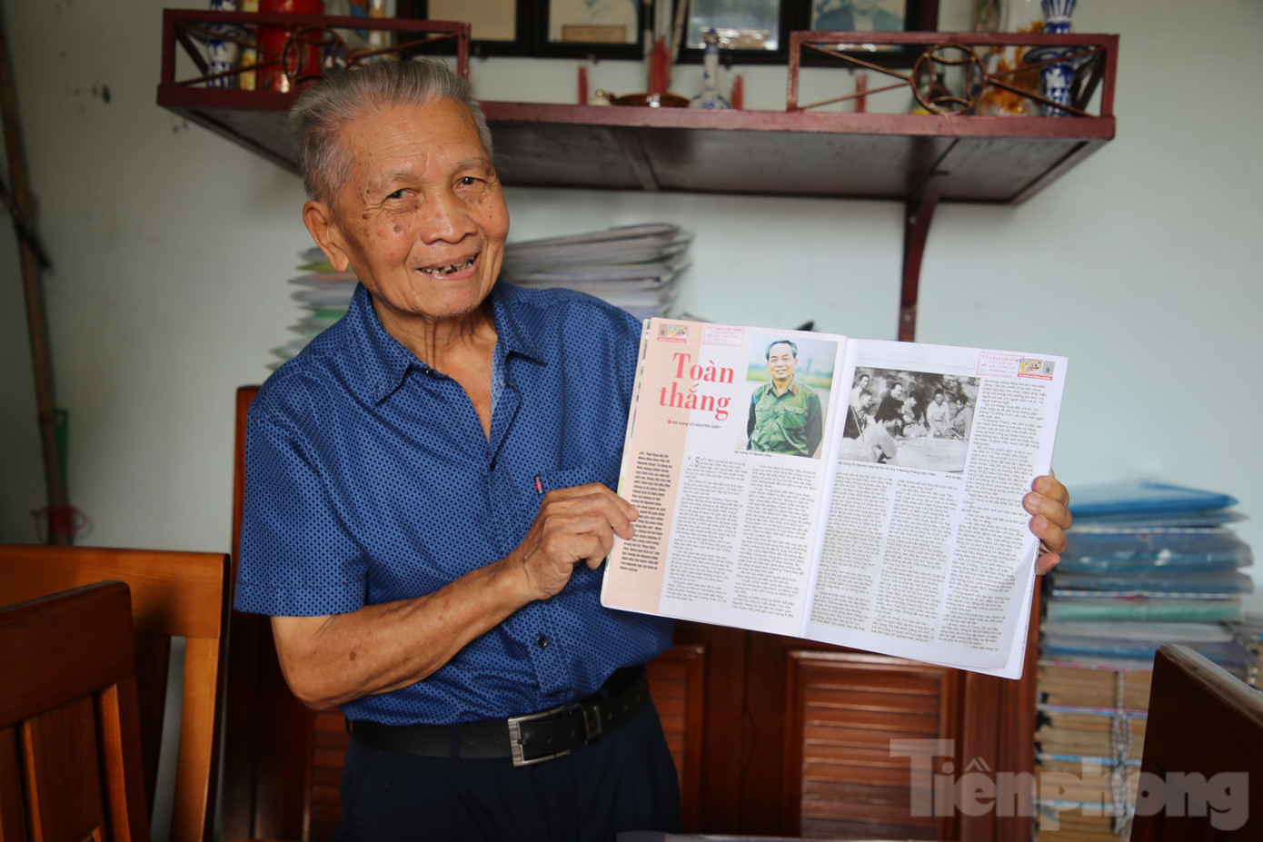 Ông Dụy sưu tầm hàng nghìn tư liệu sách, báo và hình ảnh về tướng Võ Nguyên Giáp. Ông Dụy sưu tầm hàng nghìn tư liệu sách, báo và hình ảnh về tướng Võ Nguyên Giáp.