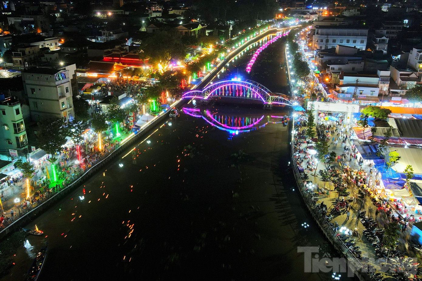 Thành phố Rạch Giá mùa lễ hội. Ảnh: Phương Vũ.