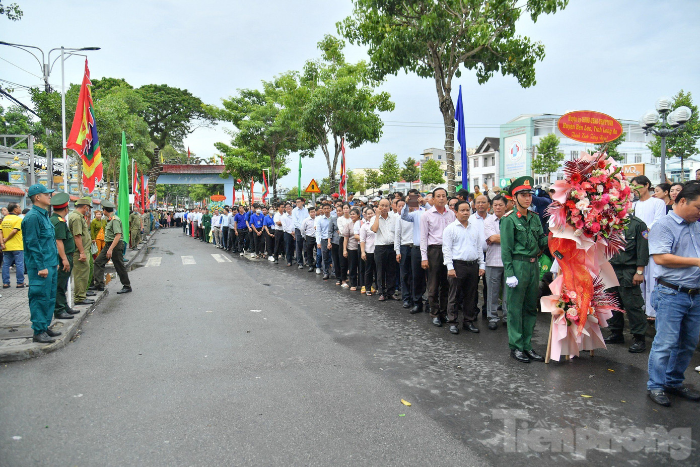 Các đoàn đại biểu xếp hàng vào thắp hương tại Di tích lịch sử văn hóa mộ và đình Nguyễn Trung Trực.