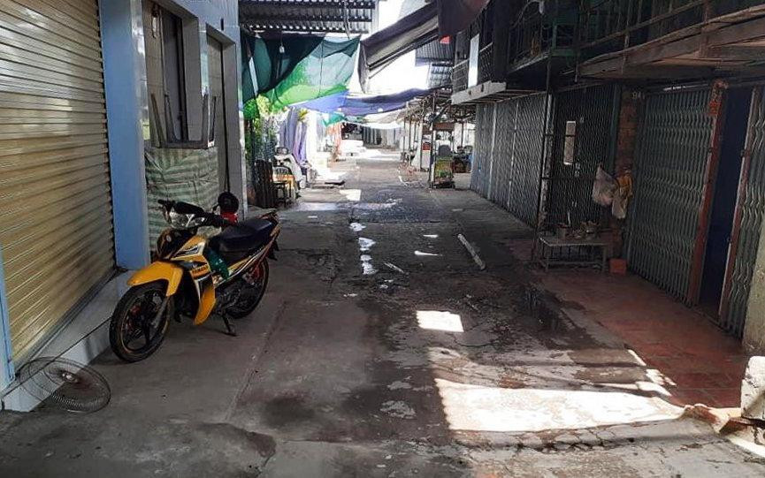 Bên trong khu vực phong tỏa tại chợ Bà Đầm, xã Trường Xuân, huyện Thới Lai.
