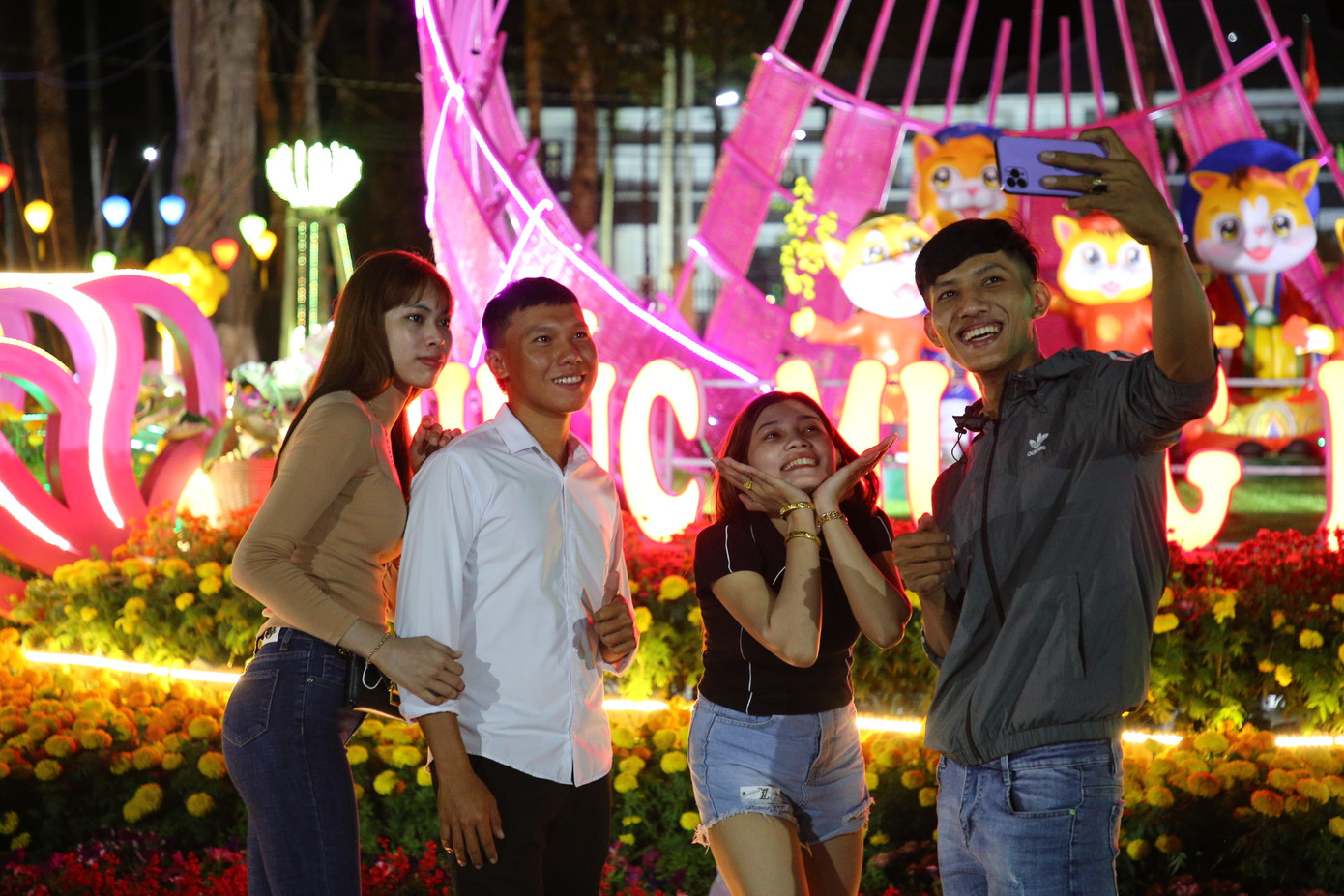 Bạn Kim Huỳnh Vũ – ngụ huyện Châu Thành, tỉnh Sóc Trăng chia sẻ: “Em làm công nhân ở Đồng Nai vừa mới trở về quê cách nay mấy ngày. Năm nào em và nhóm bạn vẫn hẹn nhau đến TP. Sóc Trăng để chờ đón thời khắc tiễn năm cũ. Đồng thời gửi lời chúc mừng sức khỏe, thành công đến với gia đình, người thân và bạn bè”.