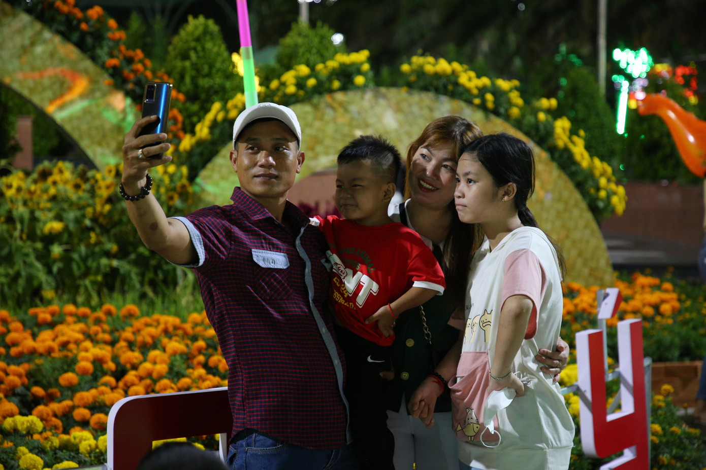 Quảng trường Bạch Đằng, TP. Sóc Trăng thu hút nhiều gia đình đến tham quan, chụp ảnh.