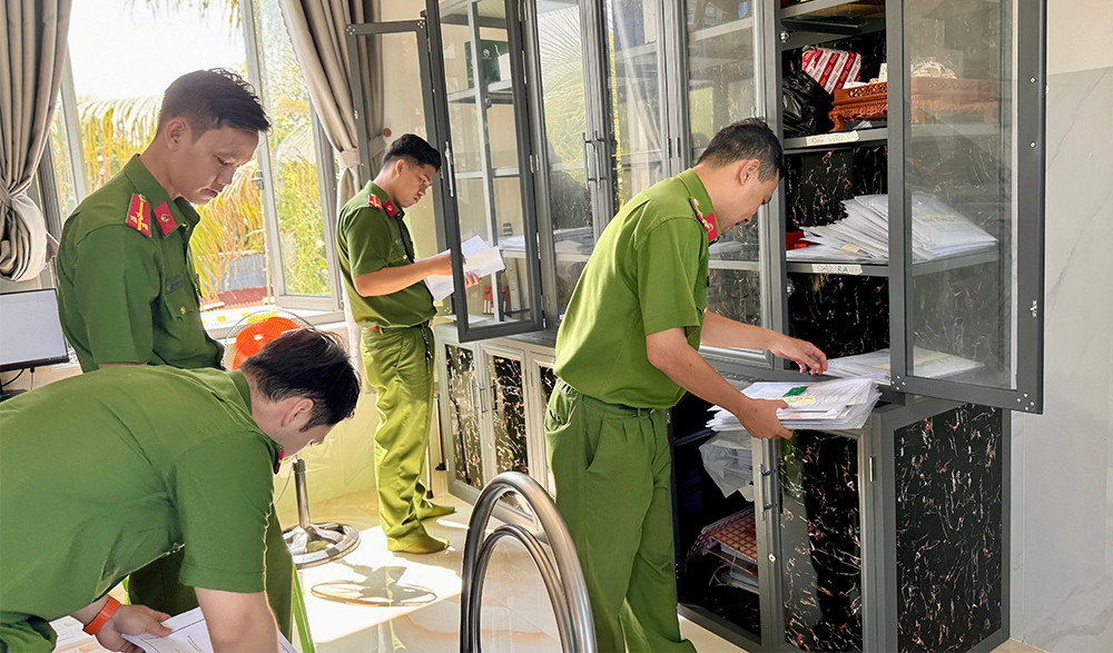 Cơ quan Công an khám xét nơi ở, nơi làm việc của bị can Nguyễn Văn Giỏi. Ảnh: Tiến Tầm. Cơ quan Công an khám xét nơi ở, nơi làm việc của bị can Nguyễn Văn Giỏi. Ảnh: Tiến Tầm.