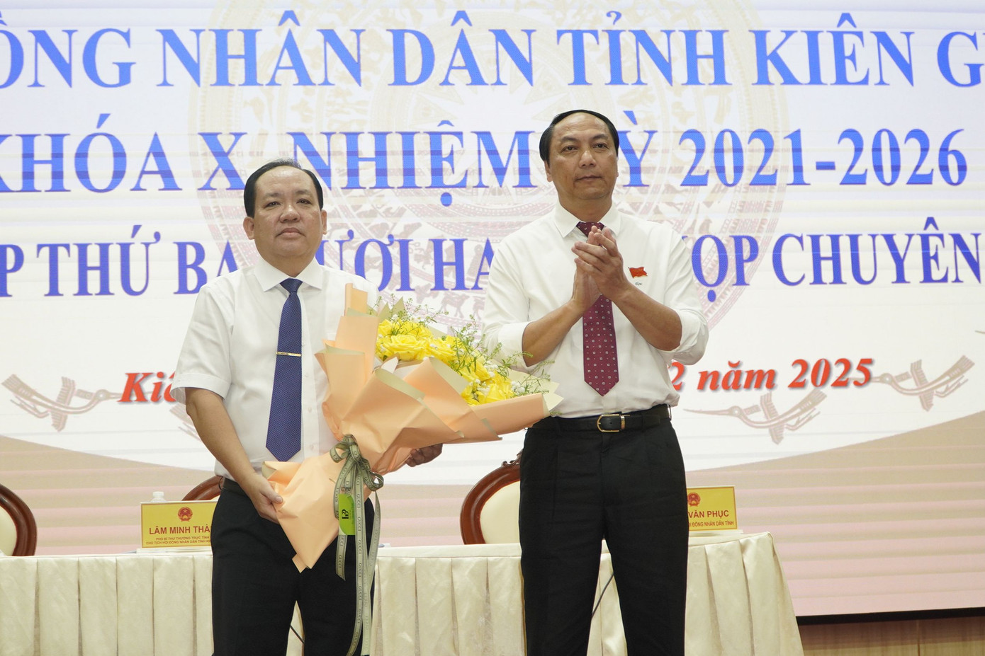 Ông Nguyễn Thanh Phong (trái) - được bầu giữ chức Phó Chủ tịch UBND tỉnh Kiên Giang.