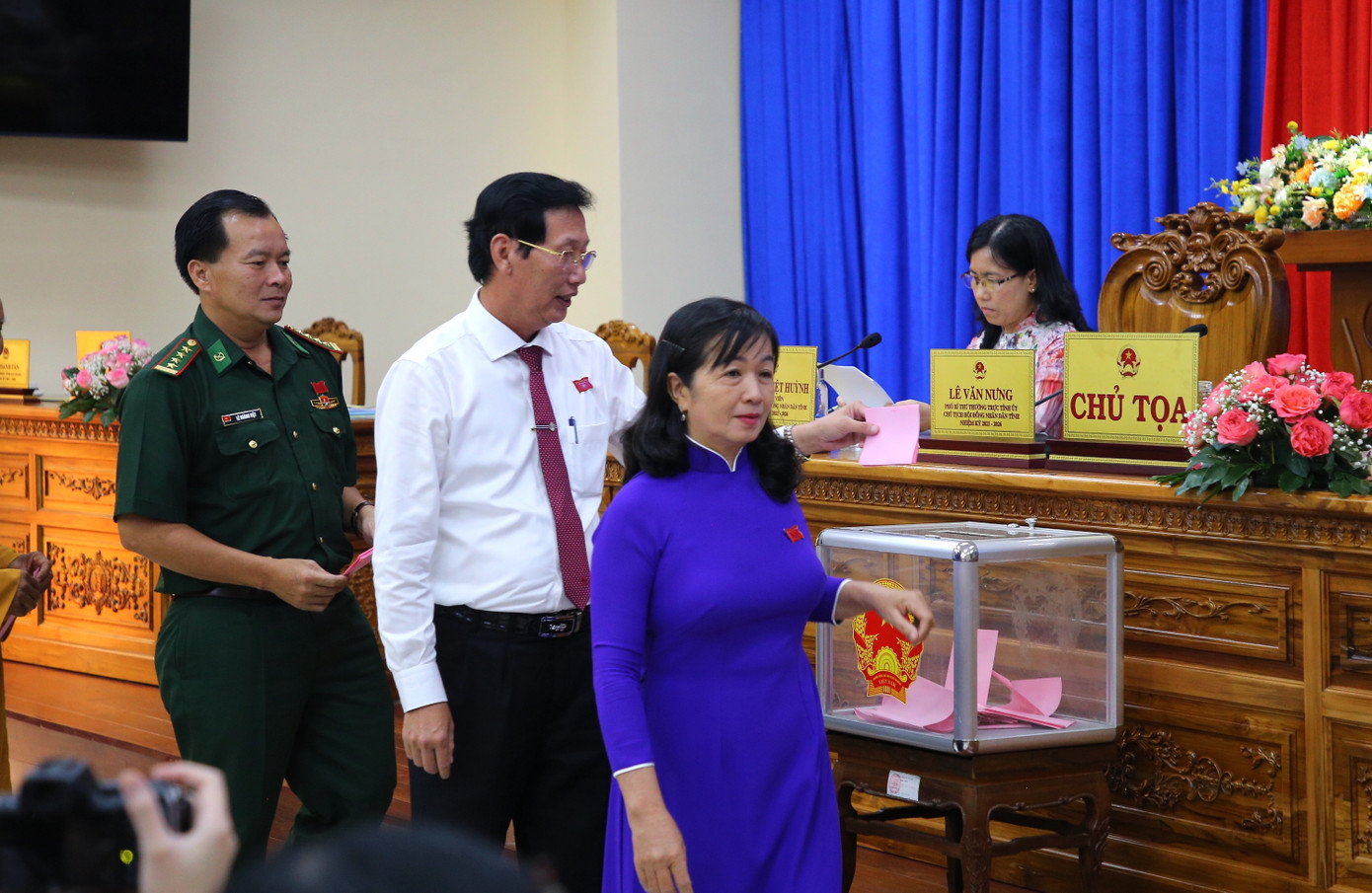 Các đại biểu bỏ phiếu kín bầu Chủ tịch UBND tỉnh An Giang. Các đại biểu bỏ phiếu kín bầu Chủ tịch UBND tỉnh An Giang.