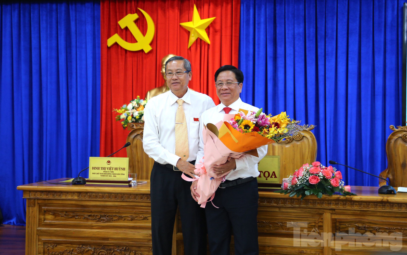 Ông Lê Văn Nưng - Phó Bí thư Thường trực Tỉnh uỷ, Chủ tịch HĐND tỉnh An Giang tặng hoa chúc mừng tân Chủ tịch UBND tỉnh Hồ Văn Mừng (bên phải). Ông Lê Văn Nưng - Phó Bí thư Thường trực Tỉnh uỷ, Chủ tịch HĐND tỉnh An Giang tặng hoa chúc mừng tân Chủ tịch UBND tỉnh Hồ Văn Mừng (bên phải).