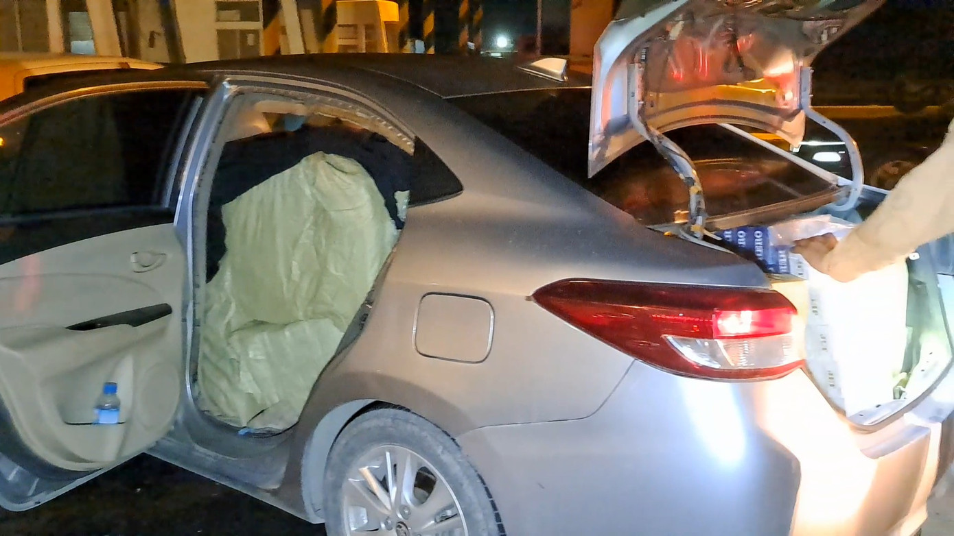 Thuốc lá lậu chất đầy trên xe. Ảnh: Thảo Vy.