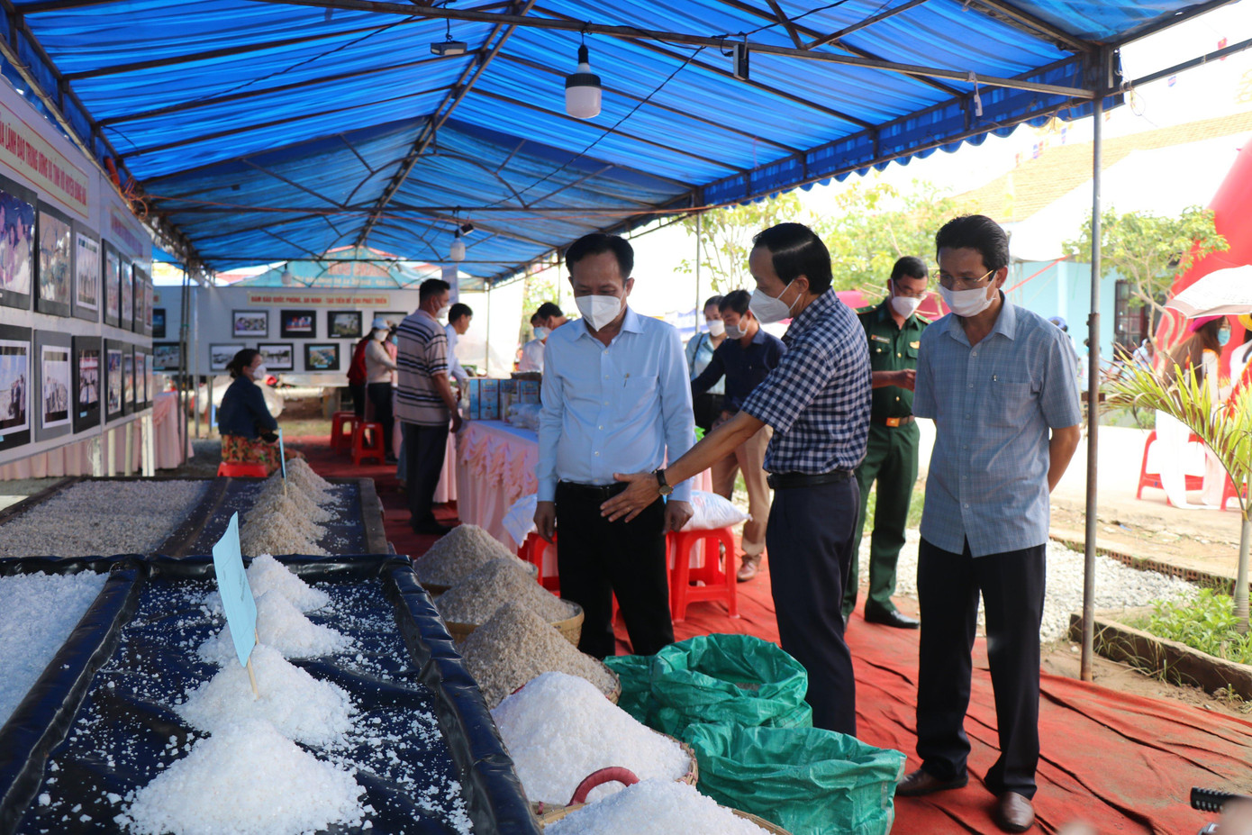 Các đại biểu tham quan các sản phẩm OCOP tiêu biểu của huyện Đông Hải trưng bày tại lễ hội